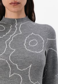 Marimekko WILLAT PIIRTO UNIKKO - Svetríkové šaty - dark grey/off white