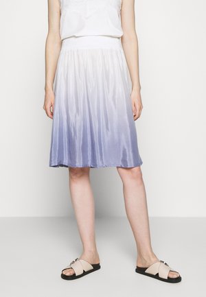 Hellpurpurne, ombre midi-Rock aus glattem, halbtransparentem Stoff, mit gerafftem Bund und fließendem Design. Kombiniert mit beigen Slipper-Sandalen.