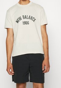 New Balance T-shirt med print - mottled light grey