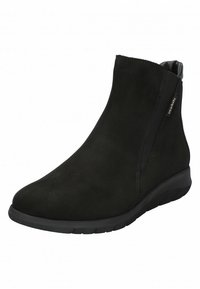 Stivale alla caviglia in suede nero con una texture liscia, dalla forma affusolata e con cerniera laterale per un facile utilizzo. Dotato di una suola in gomma bassa per una buona aderenza.