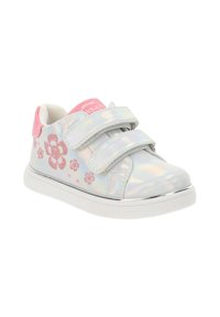 Zapatillas con cierre de velcro, con un upper plateado holográfico brillante, acentos de flores rosas y una suela de goma blanca.