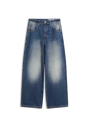 Középkék, fakó mosott, bőrszárú farmernadrág, elülső zsebekkel és gombos záródással. Magas derék és egyenes lábak jellemzik.