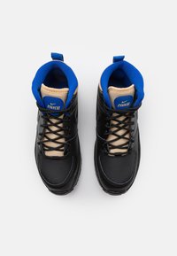 Czarne i beżowe buty trekkingowe z niebieskimi akcentami. Posiadają fakturowane powierzchnie, solidne sznurówki oraz wyściełany kołnierz. Logo na języku.