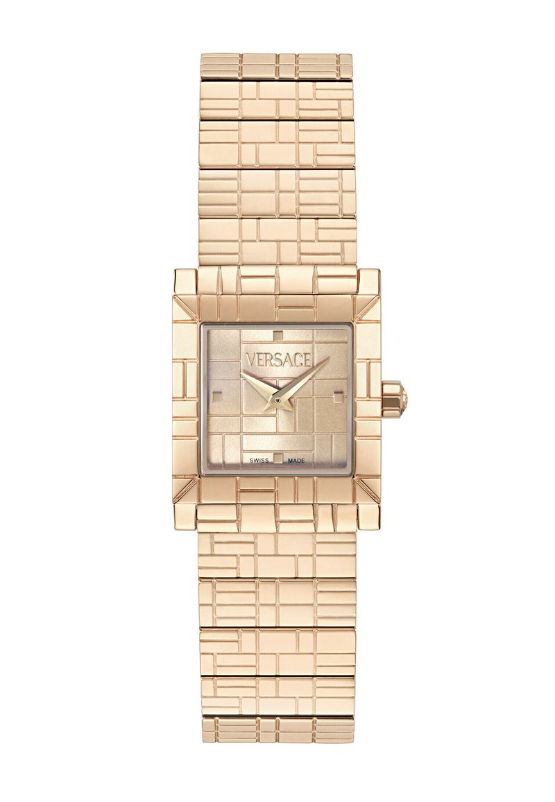 Zelta kvadrātveida pulkstenis ar teksturētu aproci un rāmīti, kuram ir metāliskais ciparnīca ar režģa rakstu un kontrastējošām rokām. Izceltas Versace zīmola atzīmes.
