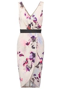 Abito a stampa floreale in morbido tessuto crema con accenti di lilla, viola e rosa. Presenta un collo a V e una cintura nera in vita, con un design drappeggiato.