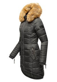 Palton puffer de un verde închis, cu guler din blană sintetică, buzunare cu fermoar, manșete ribbate și panouri cu tiv vertical. Umplut cu puf pentru căldură.