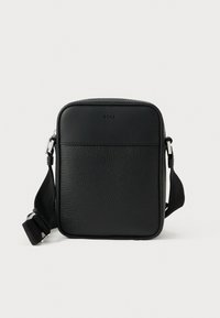Μαύρη τσάντα crossbody από δερματίνη με υφή, που διαθέτει λείο επάνω τμήμα, ρυθμιζόμενο λουράκι και ανάγλυφο λογότυπο στο μπροστινό μέρος.