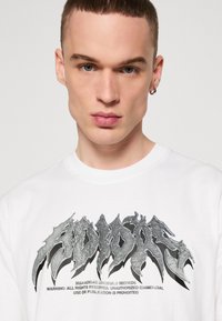 adidas Originals FLAMES - Marškinėliai su spaudiniu - white