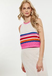 Top scurt tricotat, de culoare albă, cu dungi orizontale colorate în roz, roșu, portocaliu și albastru; are un guler ribbed roz și accente texturate.