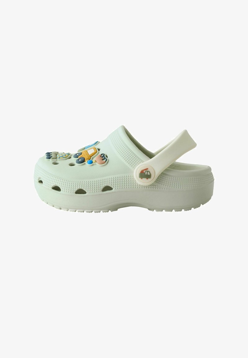 Sabot vert clair pour enfants avec bride de talon réglable et décorations colorées sur le thème des véhicules sur le dessus.