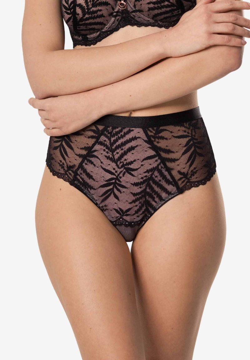 Czarne, wysokie majtki z przezroczystą, różową koronką w kwiaty, falbaniastymi krawędziami i gładką talią. Ozdobione skomplikowanym wzorem liści.