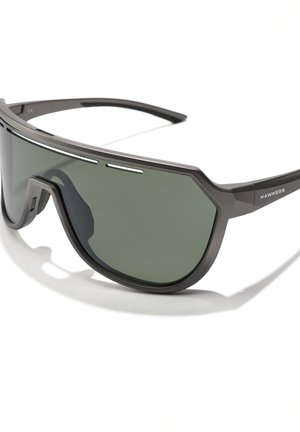 Ochelari de soare verde închis cu un design elegant și unghiular. Realizați dintr-un material ușor, având o finisare mată gri și accente minime argintii.