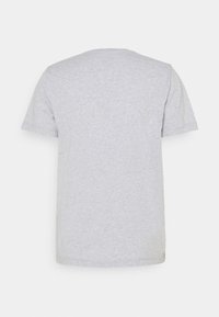 Šedé bavlněné tričko, kulatý výstřih, krátké rukávy, měkká textilie, hladký design, bez viditelných log a vzorů, zobrazená zadní strana.