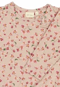 Top de manga larga en beige con un patrón floral que presenta flores rosas y hojas verdes. Incluye un detalle de botón a presión en el escote.