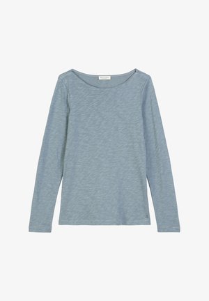 Langarmshirt in Hellblau, aus weichem Stoff, mit rundem Ausschnitt und subtiler Textur, versehen mit einem Markenlogo am unteren Saum.