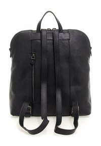 Zaino in pelle nera con superficie texturizzata, spallacci doppi, manico superiore e tasca frontale con zip per una sicurezza nel riporre gli oggetti.