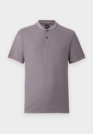 Polo gris à manches courtes avec deux boutons, poignets en côtes et détail de col rayé étiqueté "BOSS".