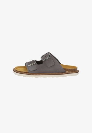 Sandalo slip-on in camoscio grigio con due cinturini regolabili in metallo e soletta imbottita in sughero su una suola bianca.