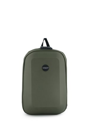Plecak o twardej skorupie w oliwkowo-zielonym kolorze z czarnym górnym uchwytem i okrągłym logo "VENEZIA" na środku na białym tle.