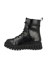 Botas de tobillo negras con cordones, con un exterior brillante y texturizado, suela de goma gruesa y una lengüeta en la parte trasera para facilitar el calzado.