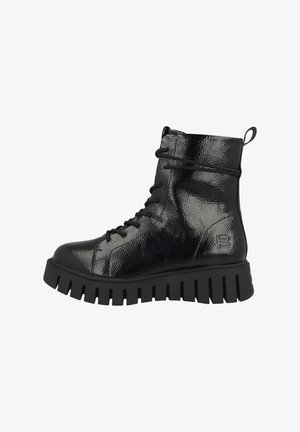 Schwarze Schnürstiefeletten mit glänzender, strukturiertem Obermaterial, schwerer Gummisole und einer Schlaufe an der Rückseite für einfaches An- und Ausziehen.