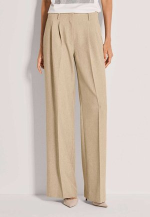 Beige, hooggesneden broek met een wijde pijp en plooien. Gemaakt van een gestructureerde stof, en heeft een strakke, op maat gemaakte uitstraling.