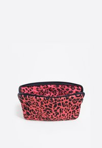 Bolsa de cosméticos con estampado de leopardo rosa y acentos negros, con un cierre de cremallera y un interior fruncido para un almacenamiento seguro.