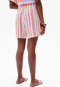 Kleurige gestreepte shorts hebben pasteltinten van oranje, paars, groen en roze, met een rekbare tailleband en een ontspannen pasvorm.