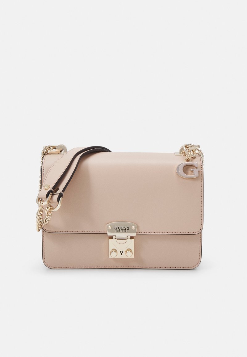 Crossbody-väska i ljusbeige konstläder med guldfärgad hårdvara, låsspak, och kedjesläp, med en texturerad G-logotyp som accent.