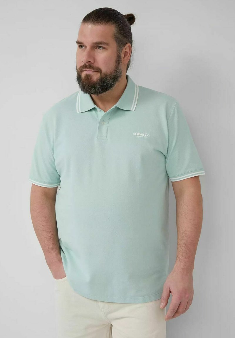 Helles mintgrünes Poloshirt mit weißen Zierleisten am Kragen und an den Ärmeln, mit einem dezenten Logo auf der Brust. Aus strukturiertem Stoff, kurzärmlig.