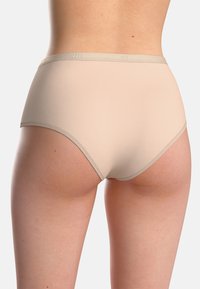 Mutande hipster beige con una texture morbida, dotate di un sottile elastico in vita di un colore chiaro abbinato e bordi lisci.