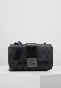 Sorte faux læder håndtaske med tekstureret mønster, sølvhardware, magnetisk lukning og justerbar kæderyg. Kompakt rektangulær form.