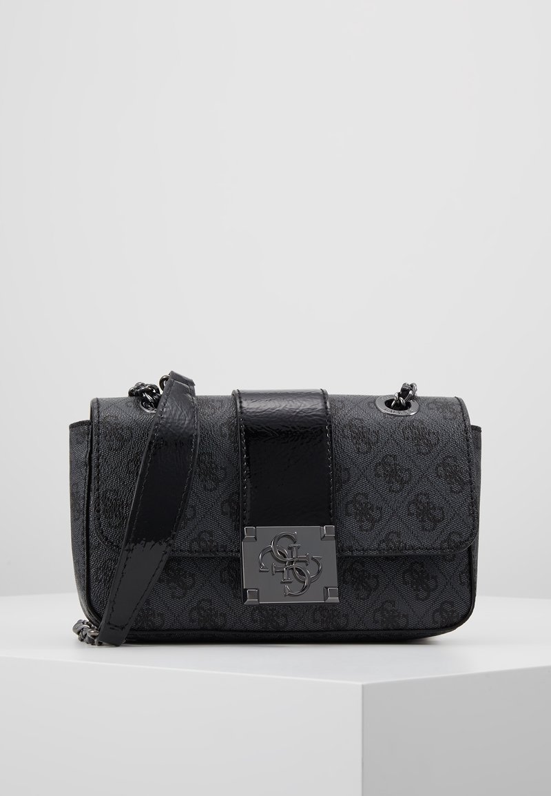 Sorte faux læder håndtaske med tekstureret mønster, sølvhardware, magnetisk lukning og justerbar kæderyg. Kompakt rektangulær form.