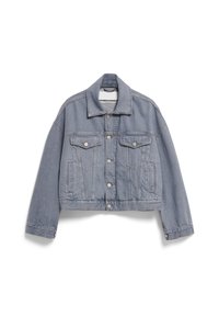 Chaqueta de denim azul claro con un diseño recortado, cuello puntiagudo, dos bolsillos en el pecho, botones frontales y mangas largas con puños abotonados.