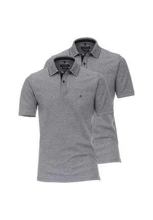 Twee grijze polos met korte mouwen en knoopsluitingen, met subtiele zwarte accenten, weergegeven in gelaagdheid tegen een witte achtergrond.