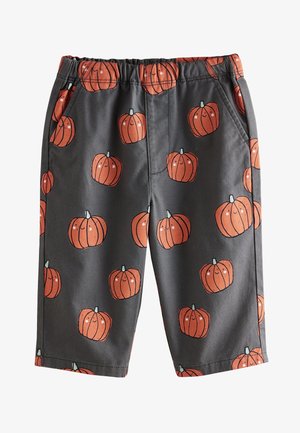 Pantalones cortos grises con cintura elástica, con un estampado integral de calabazas naranjas con tallos verdes y caras sonrientes.