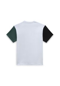 Kurzarm-T-Shirt mit weißem Körper, grünem linken Schulterbereich und schwarzem rechten Schulterbereich. Glattes Material, Rundhalsausschnitt, saubere Verarbeitung.
