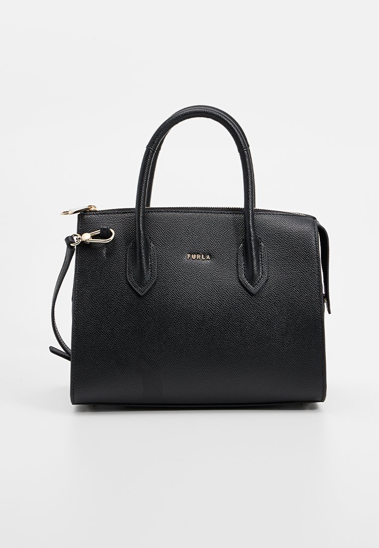 Schwarze strukturierte Handtasche aus strukturiertem Leder, mit zwei Griffen und einem abnehmbaren Schulterriemen. Sie verfügt über goldfarbene Hardware-Elemente und ein Logo auf der Vorderseite.