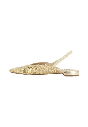 Zapato plano sin cordones en material tejido dorado, punta afilada, con una tira en el talón. Presenta un tacón metálico plano y detalles de ojales.