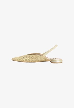 Zapato plano sin cordones en material tejido dorado, punta afilada, con una tira en el talón. Presenta un tacón metálico plano y detalles de ojales.