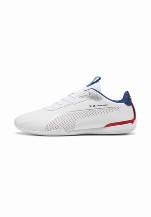 Baskets blanches à profil bas avec accents bleus et rouges, côté perforé, logo BMW Motorsport et fermeture à lacets.