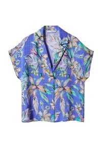 Camicetta a maniche corte in tessuto blu con motivo floreale caratterizzato da grandi foglie e fiori nelle tonalità di rosa, verde e bianco, con colletto e bottoni.