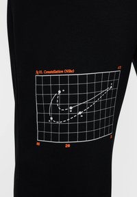 Textil negro con un patrón de cuadrícula blanca impresa que presenta una trayectoria curva y etiquetas naranjas que indican puntos. Diseño etiquetado como "Constelación (Nike)."