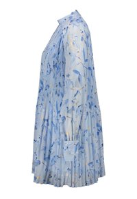 Robe bleu clair avec un motif floral dans des nuances de bleu et de jaune. Comprend des plis, des manches longues et un col mandarin. Tissu doux et fluide.