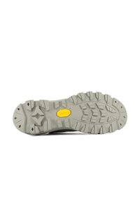 Suola in gomma grigia con scanalature profonde e logo Vibram giallo. Presenta un design robusto per trazione e stabilità su diverse superfici.