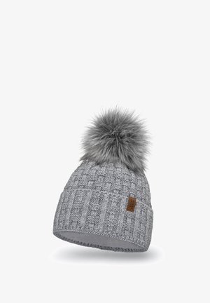 Harso harmaa myssy, jossa on ribbausdesign ja pörröinen harmaa tupsu ylhäällä. Sisältää pienen ruskean nahkalogotunnuksen. Rakenne on neulottu materiaali.