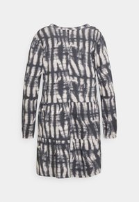Vestido de manga longa com padrão tie-dye em cinza escuro e creme, apresentando um design em camadas e uma textura de tecido suave.