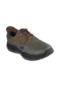 Vízálló sneaker, barna bőr felsőrésszel, zöld textúrájú orral, fekete talppal és fűzős dizájnnal, párnázott nyakkal.