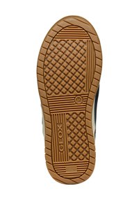 Suela de zapato de goma con un acabado texturizado de goma. Presenta un patrón de cuadrícula con diamantes y filas, un logotipo de marca en relieve y un diseño rectangular.