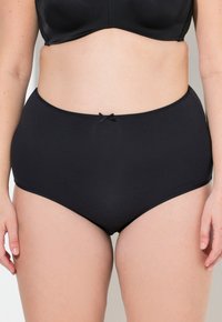 Zwarte, hoog-waist onderbroeken gemaakt van een zachte stof. Heeft een gladde textuur met een decoratieve zwarte strik in het midden voor.